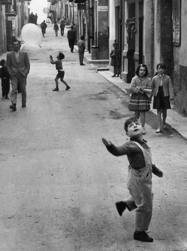 Bence herkes balkonlarına balonlar 🎈  asmalı rüzgarın yokluğuna inat .