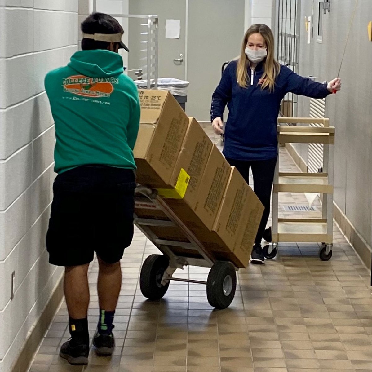 CollegeHunks's tweet photo. #MoveTheWorldMonday Shout out to our Bucks County location for partnering with Manhattan Bagel to deliver 2,000 free bagels to food insecure children. You are truly moving the world. ๐ https://t.co/XhoWHp1HWg