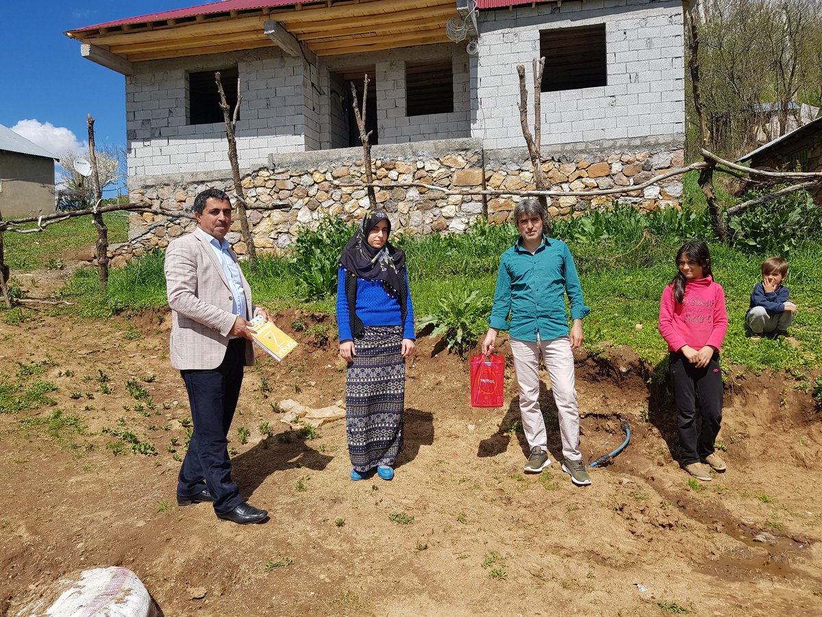 solhan_l's tweet photo. Eşmetaş ve Elmasırtı Köylerinde yaşayan LGS sınavına girecek olan 8. sınıf öğrencilerimize kaynak kitap yardımında bulunduk.
#bingolmem
#RahmiGuney
#IlçeSolhan
#IhsanYanilmaz
#yusuf_tokus
#muhtesim1 https://t.co/Fvfsgql0bI