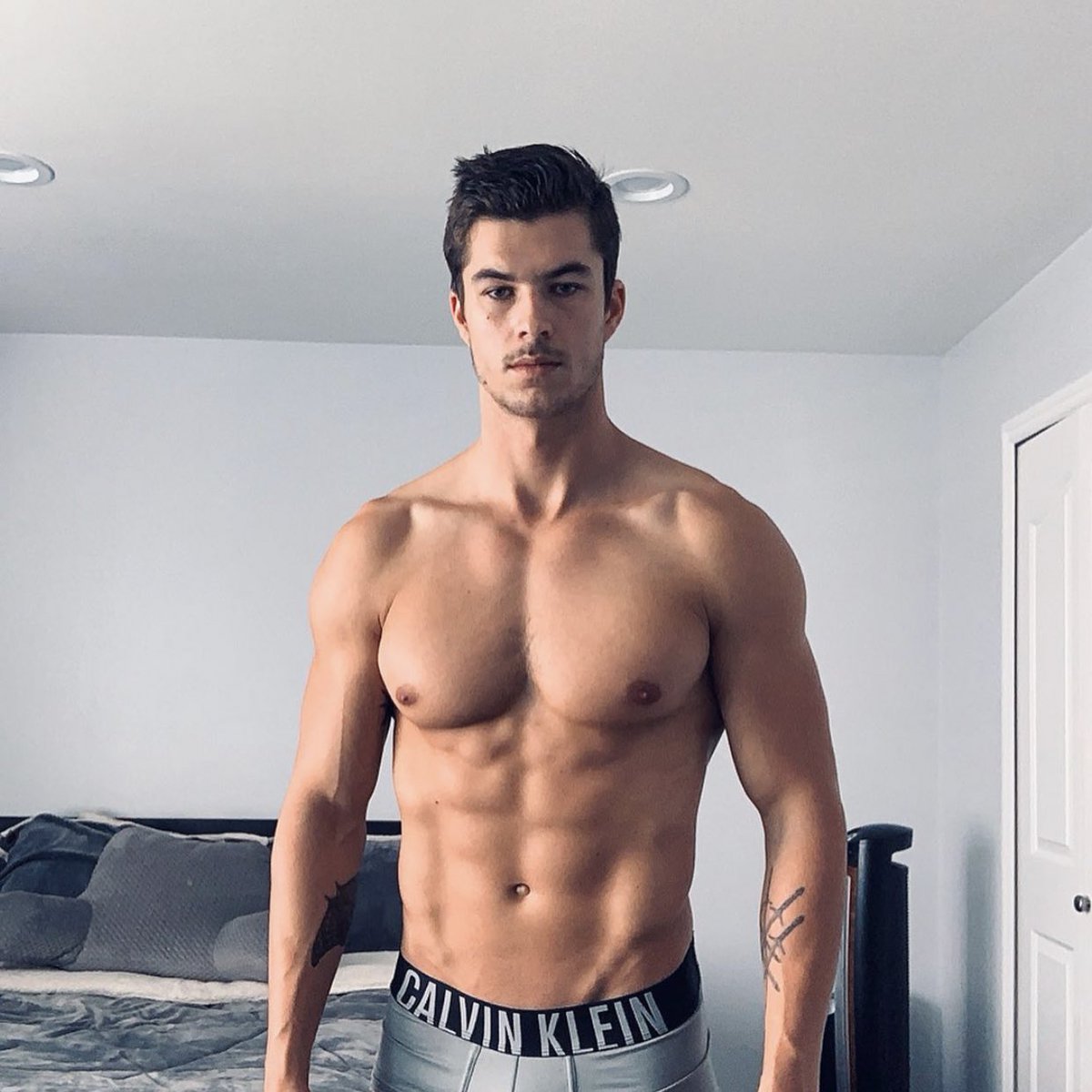 D0MINIKALIUKIN's tweet photo. this stud #mcm @_UpInTheSky_ https://t.co/Z4vh12yBVS