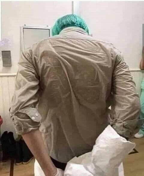ﺻﻮﺭﺓ ﻟﻄﺒﻴﺐ ﺑﻌﺪﻣﺎ ﻧﺰﻉ ﺍﻟﻤﻼﺑﺲ ﺍﻟﻮﺍﻗﻴﺔ ﻣﻦ ﻓﻴﺮﻭﺱ ﻛﻮﺭﻭﻧﺎ . ﻇﻬﺮﺕ ﻣﻼﺑﺴﻪ ﺍﻟﻌﺎﺩﻳﺔ ﻣﺒﻠﻠّﺔ ﺑﺴﺒﺐ ﺍﻹﻏﻼﻕ ﺍﻟﻤﺤﻜﻢ ﻟﻬﺎ ، ﻭ ﺳﺎﻋﺎﺕ ﺍﻟﻌﻤﻞ ﺍﻟﻄﻮﻳﻠﺔ ﻓﻲ ﺍﻟﺸﻬﺮ ﺍﻟﻔﻀﻴﻞ