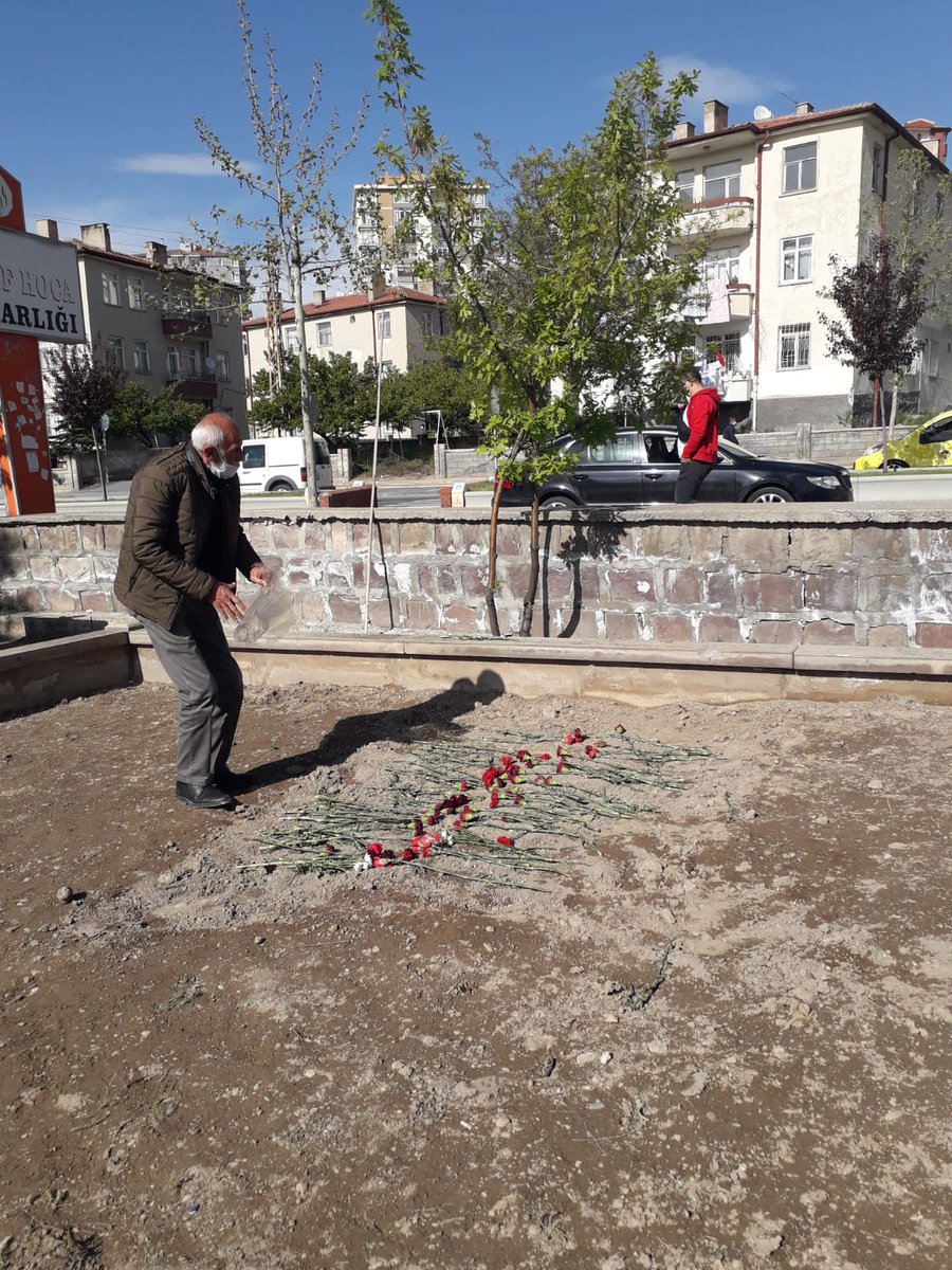 EviGrup's tweet photo. Bu sabah annesinin bıraktığı karanfilleri yine çalmışlar. Şehidimizin babası  yeniden karanfiller bıraktı. Anne ve  babaya saygısı olmayan bu zihniyeti kınıyoruz. https://t.co/He0u8Wofcn