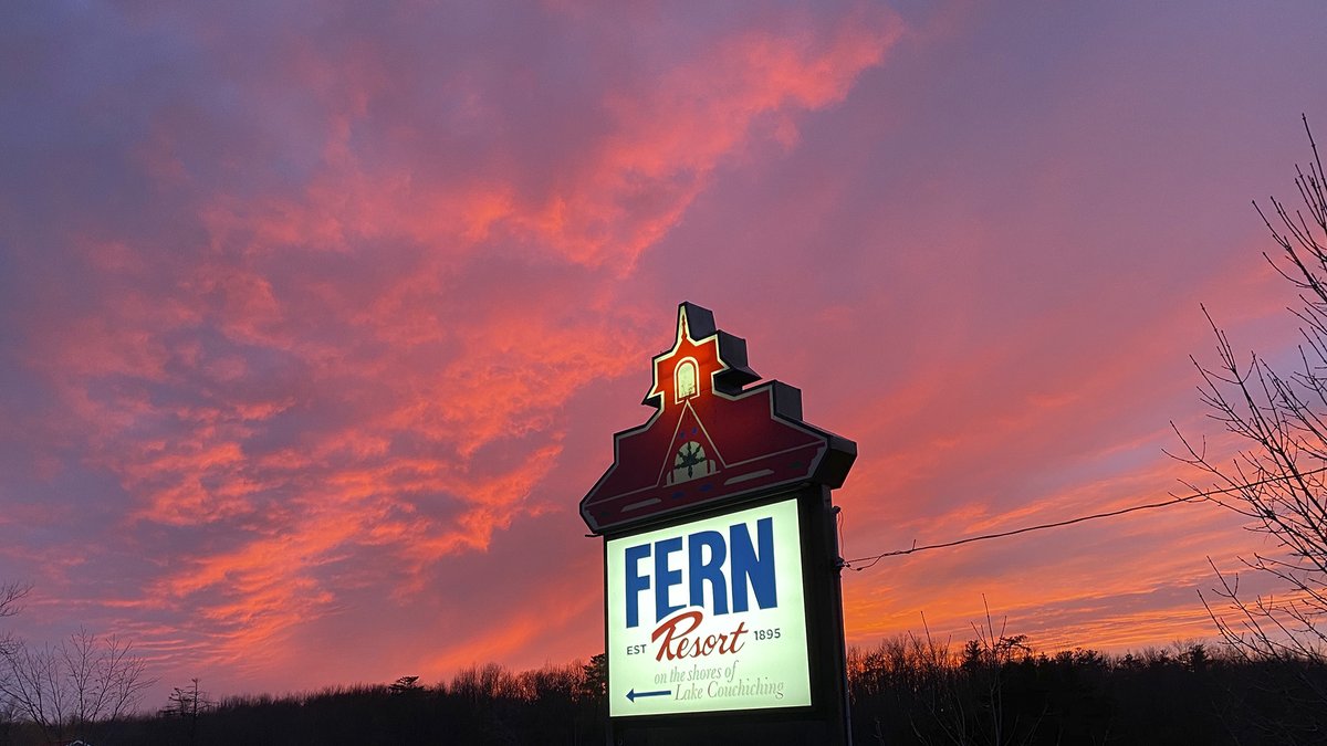 fernresort's tweet photo. Mother Nature delivered a spectacular sunset to end to Mother's Day.
#springisintheair #ontariosallinclusive #discoverON #resortsofontario #familyresort #greybrucesimcoe #OrilliaLakeCountry https://t.co/hC43f7yE6x