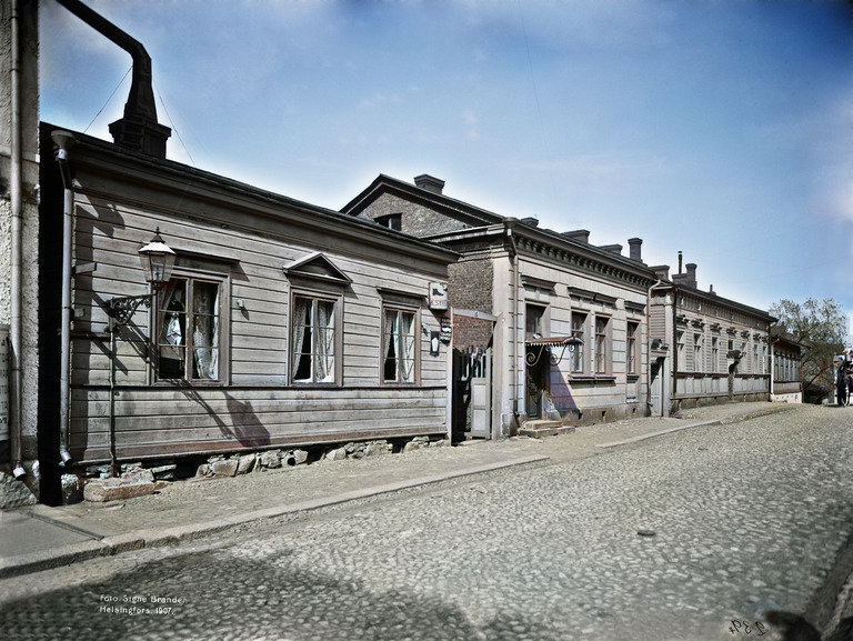 varisigne's tweet photo. Kristianinkatu 15, 13, 11. (1907, Kaupunginmuseo, #helsinki). Alkuperäinen kuva @signebrander, värit #DeOldify https://t.co/HRT9dIqErM