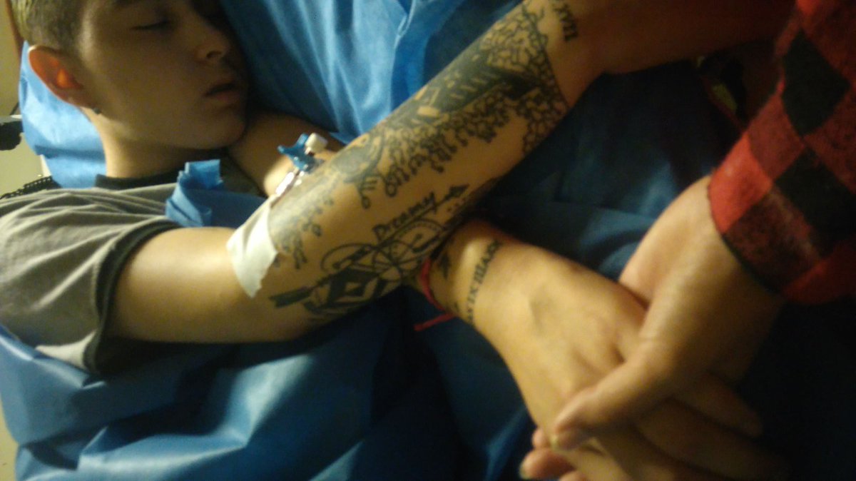 Loganjupiter's tweet photo. Hoy me desperté con estas fotos que me mandó mi mejor amiga, gracias a ella estoy acá, es mi ángel, estoy seguro de ello, estuve internado varios días y en ningún momento se fue, y cada vez que lograba abrir los ojos la veía alado mío tomando mi mano, la amo incondicionalmente. https://t.co/rtQG2sadWa