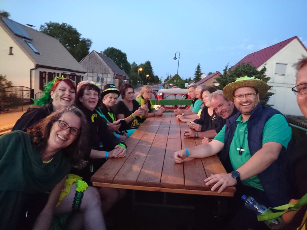 1ThGuggen's tweet photo. Vereinsleben... Auch in diesen Zeiten aus der Ferne Grüße von den 1. Thüringer Guggemusikern aus Apolda...
#Thüringen #Apolda #Guggemusik https://t.co/YEKumzbDcg