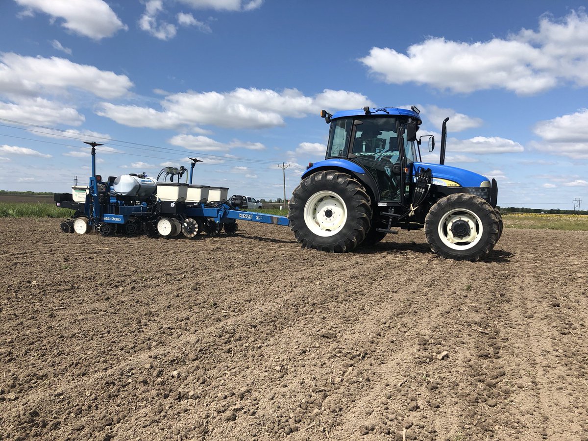 channelseed7's tweet photo. Plot time today! Thank you to MRM Cattle for allowing us to showcase our @ChannelSeed products. Doing liquid starter trials here in Hawk Point, MO. @precisionplant #FurrowJets showing off! https://t.co/pMnkrBM5Es