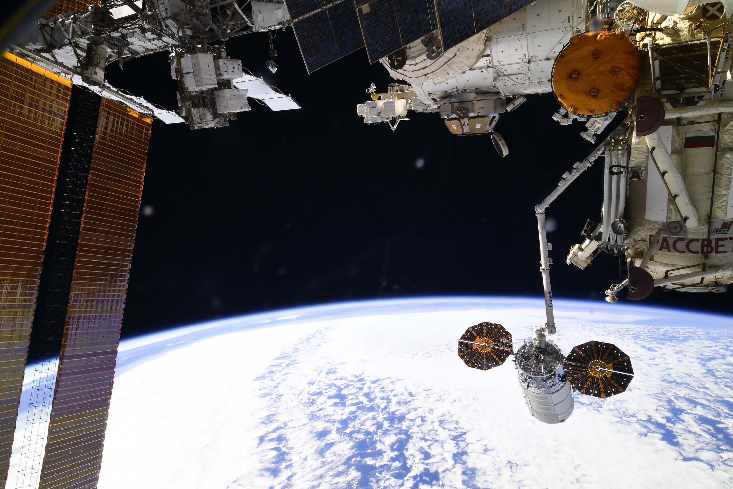 Какая сейчас станция в космосе. МКС 2000. Грузовой космический корабль Сигнус. Cygnus МКС. Космический Спутник МКС.