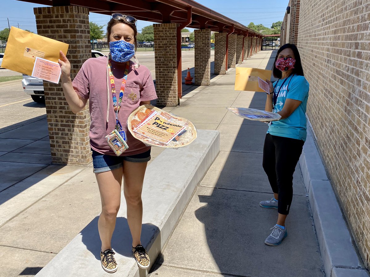 StoryPrincipal's tweet photo. We ❤️ our ROUNTREE teachers and staff!!!  Enjoy your Pandemic Pizza!  @Allen_ISD #AllenISDatHome #RoadrunnersRockinIt @RountreePrin @rountreerr https://t.co/viqxA0mv3Y