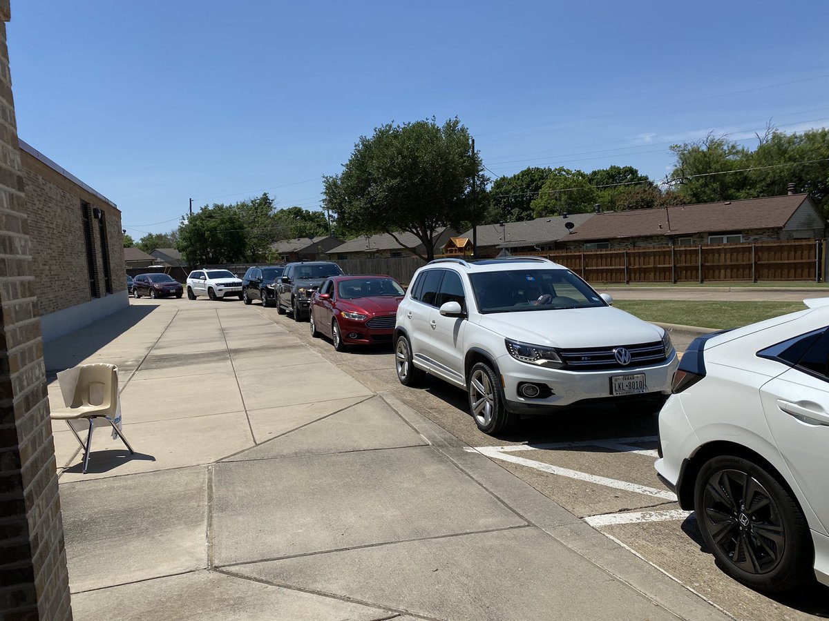 StoryPrincipal's tweet photo. We ❤️ our ROUNTREE teachers and staff!!!  Enjoy your Pandemic Pizza!  @Allen_ISD #AllenISDatHome #RoadrunnersRockinIt @RountreePrin @rountreerr https://t.co/viqxA0mv3Y
