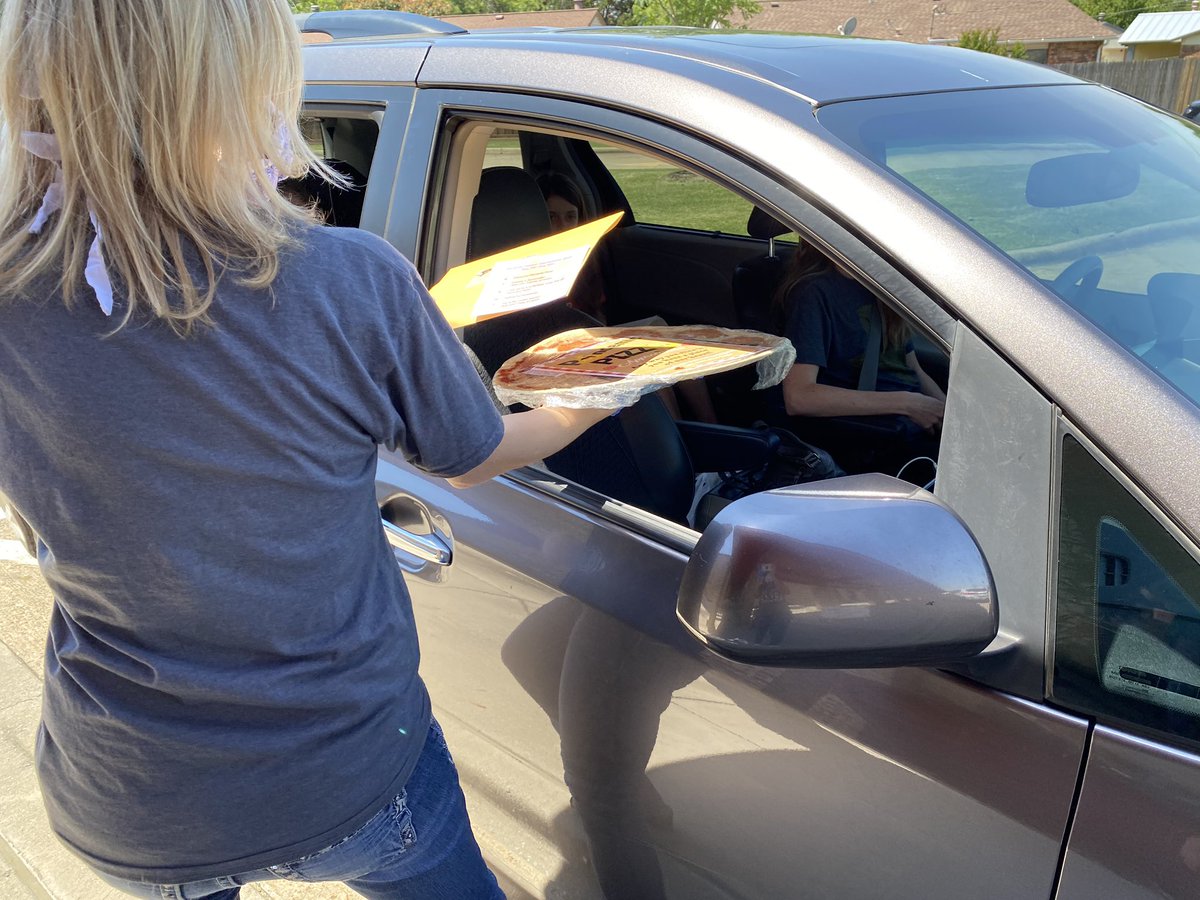StoryPrincipal's tweet photo. We ❤️ our ROUNTREE teachers and staff!!!  Enjoy your Pandemic Pizza!  @Allen_ISD #AllenISDatHome #RoadrunnersRockinIt @RountreePrin @rountreerr https://t.co/viqxA0mv3Y