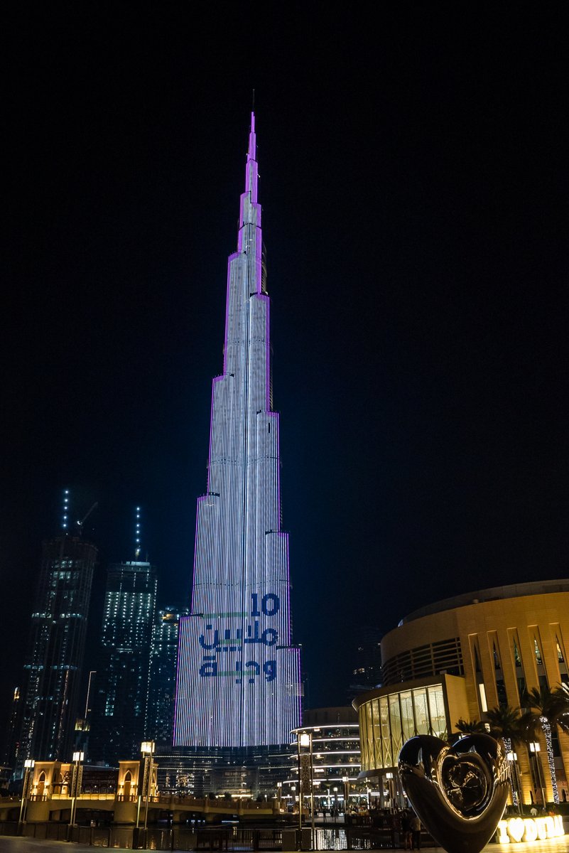 DXBMediaOffice's tweet photo. The World's Tallest Donation Box at the Burj Khalifa hits the 1.2 million-light mark, achieving its target of collecting 1.2 million meals to support the #10MillionMeal initiative in a week, thanks to individuals of more than 110 nationalities. https://t.co/vzOYau7S8Y
