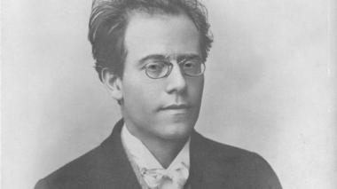 NPOKlassiek's tweet photo. Luister zo om 20:00u naar Mahlers  ingetogen Vierde symfonie. 
@nicholascollon dirigeert het Residentie Orkest @ResidOrkest Sopraan Olena Tokar soleert. @omroepntr https://t.co/Ai0hzzlLnp
