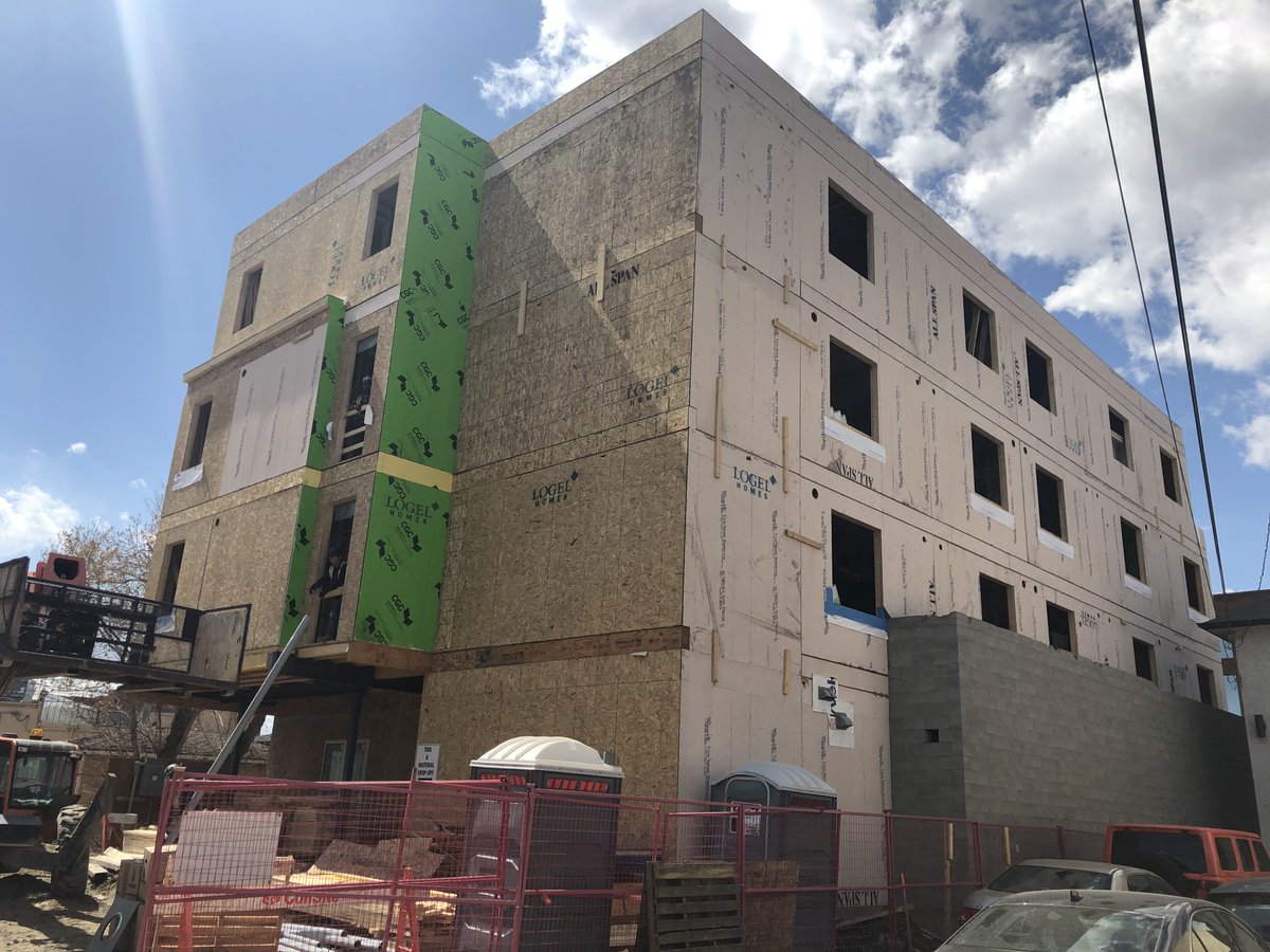 HomeSpaceyyc's tweet photo. The exterior of our development in Hillhurst is looking pretty solid! Progress made on this important #affordablehousing building of 27 units is thanks to our homebuilding partner and visionary donor Logel Homes/ @CardelHomesYYC! #yycconstruction #yycdevelopment https://t.co/VZYQDcPz62