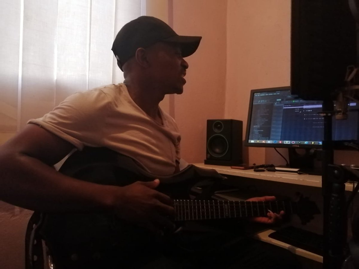 Playing a Guiter was nice #Sundaying