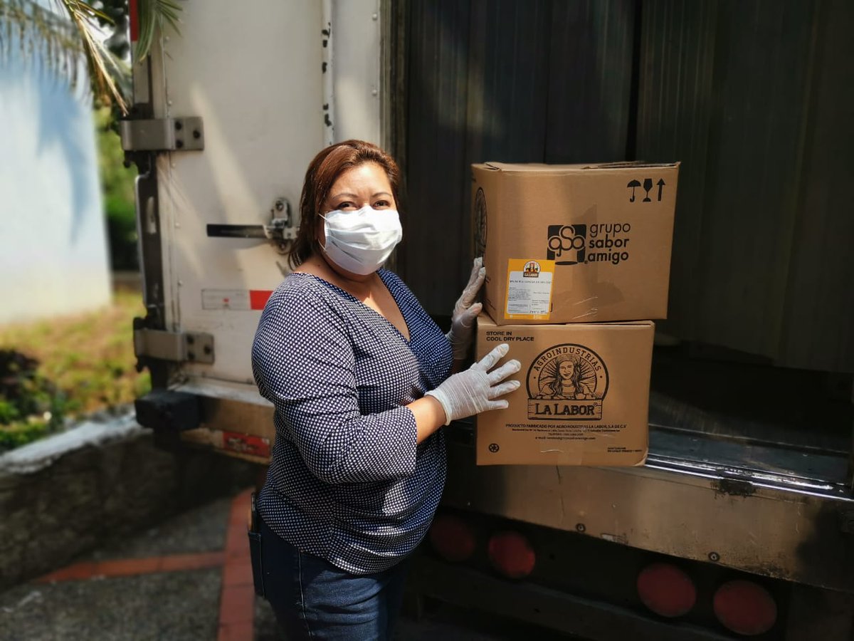 FUNDEMAS's tweet photo. La empresa Sabor Amigo entregó un donativo al "Programa de Fortalecimiento juvenil" apoyado por @WorldVisionSV,  que proporciona 5,600 raciones de salsa boloñesa con 12 % de proteína por porción. https://t.co/Y0O5yWrFtU