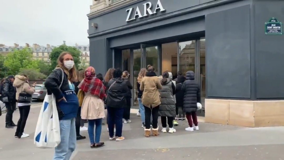 Camscar1's tweet photo. LA HUMANIDAD NO ENTIENDE Y NO ENTENDERÁ

En París y varias parte del mundo se han visto imágenes de varias personas formadas para comprar en Zara durante el primer día sin cuarentena.

#coronavirus #covid_19 #covid19 #covi̇d19 #covid #zara #cuarentena https://t.co/d9AAtz7eKl