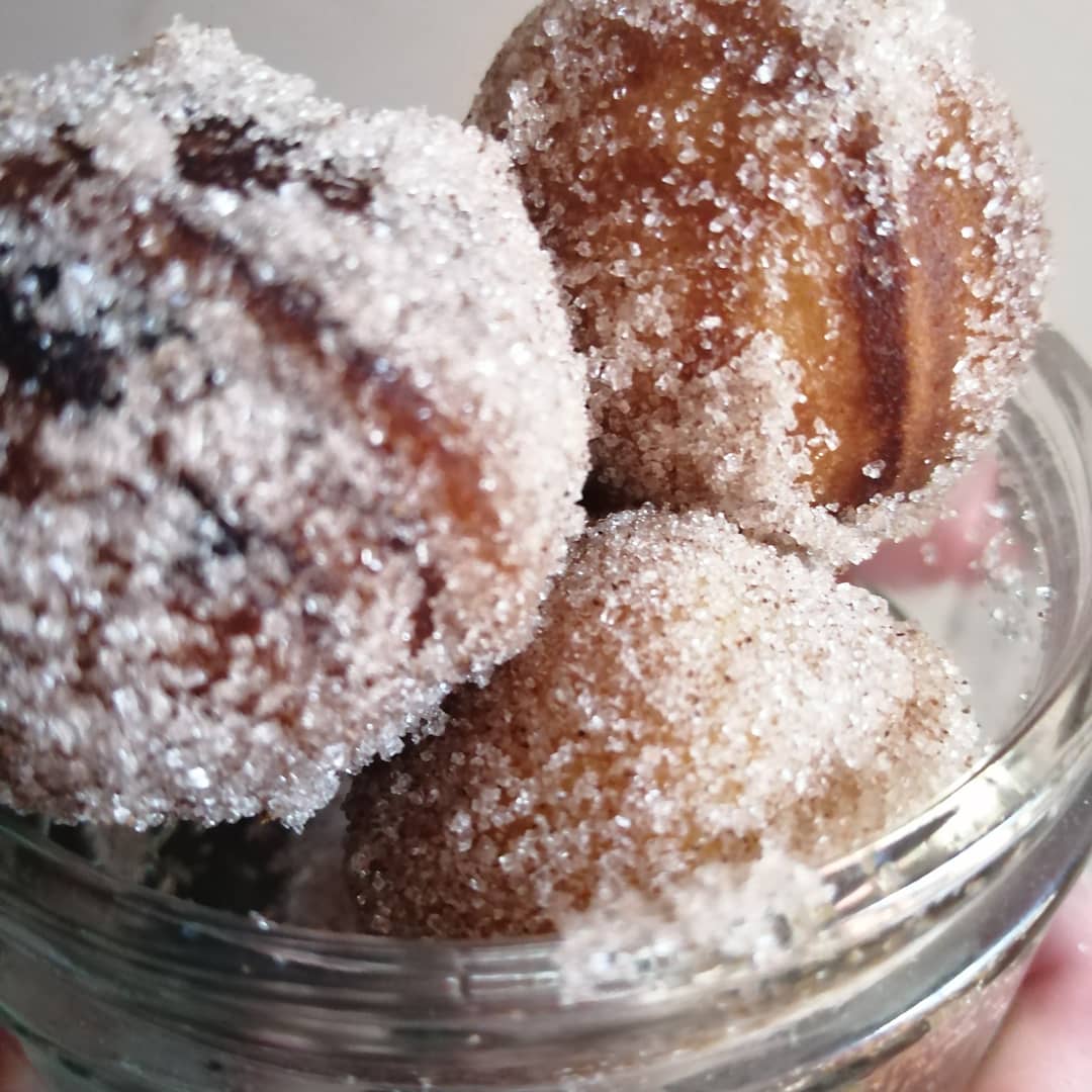 RebeccaRecipes1's tweet photo. Whipped ub a batch of these delicious donut holes with a cakepop maker 😋😍 what is your favourite thing to make?
#glutenfree #athome #baking #cookingathome #delicious #easycake #explorepage #easyrecipes #foodpost #glutenfree #goodmorning #homemade #hacks #homemade  #nofry #tasty https://t.co/zhQighJ2Nf