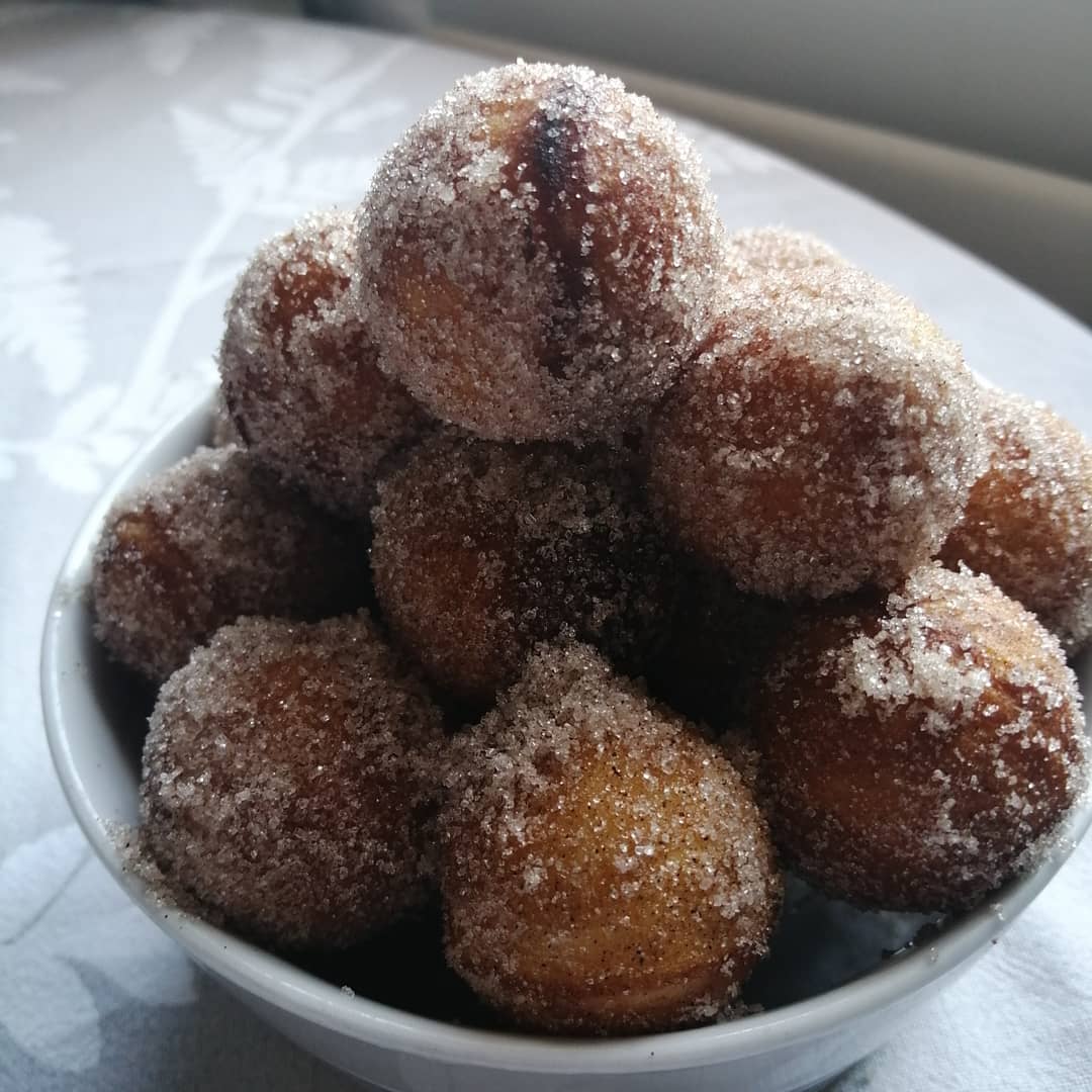 RebeccaRecipes1's tweet photo. Whipped ub a batch of these delicious donut holes with a cakepop maker 😋😍 what is your favourite thing to make?
#glutenfree #athome #baking #cookingathome #delicious #easycake #explorepage #easyrecipes #foodpost #glutenfree #goodmorning #homemade #hacks #homemade  #nofry #tasty https://t.co/zhQighJ2Nf