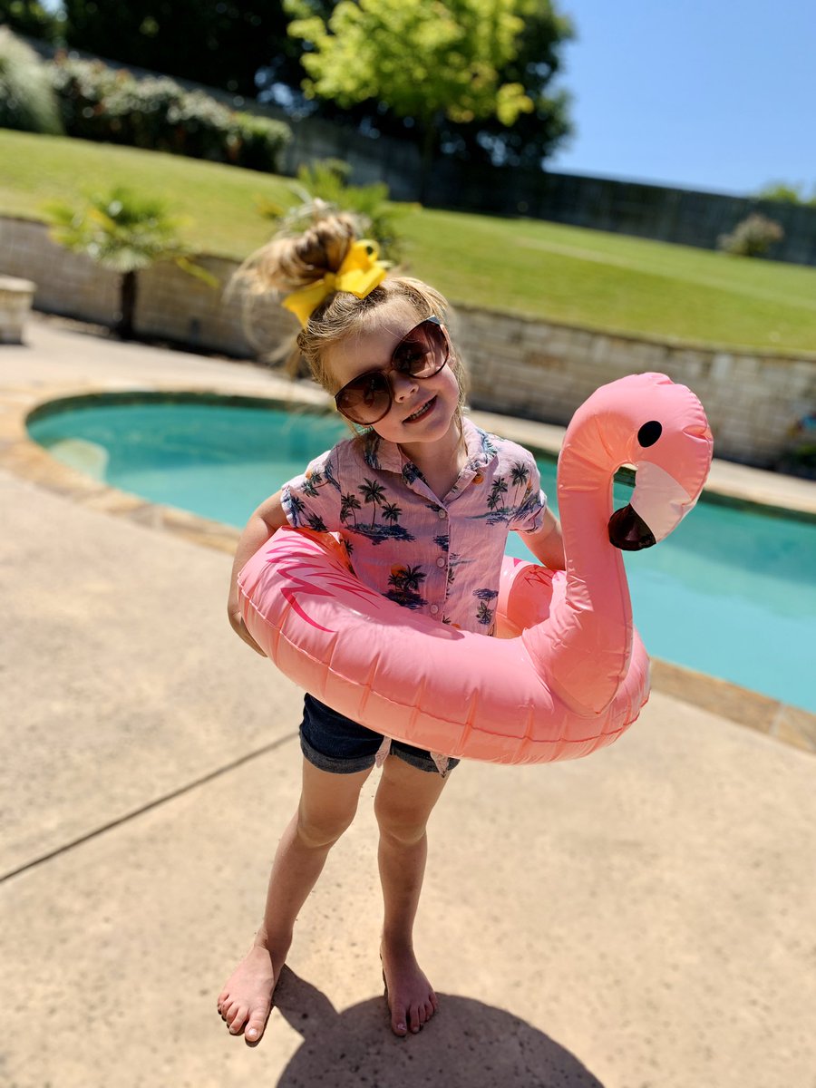 EmilyBynum5's tweet photo. My coworker and I are SURFIN’ INTO WEEK 8 of distance learning! Summer is just around the corner but we can’t wait to tackle some final fun projects with this great group of first graders! ☀️🌴🌊🏄♀️ #firstgradeshenanigans #schoolfuninthesun #alvaradoexcellence https://t.co/ffpK9nyKer