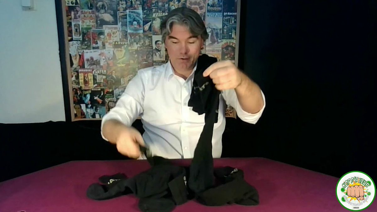 Het sokken mysterie - DE VALSSPELER 12 
We kennen het allemaal.. die ellendige eenling die overblijft bij het sokken opvouwen. <a href="/DeValsspeler/">De Valsspeler</a> heeft daar een oplossing voor. ow.ly/QQaa50zCvJQ