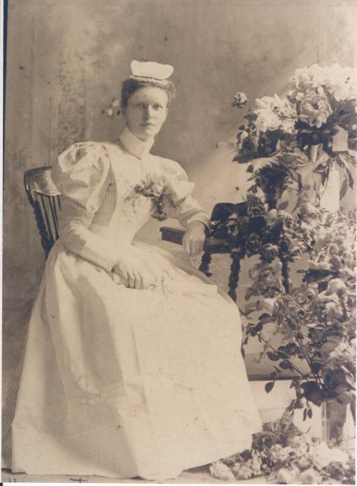 ILStateMuseum's tweet photo. Determined to dedicate her life to others, Anna Heistad worked as a nurse at the Marcy Center settlement house on Chicago's west side during the 1910s. In 1918, Heistad was on the front lines caring for victims of the Spanish Flu pandemic. #HeroesMW #ProfilesInPerseverance https://t.co/oM18zTxkQn