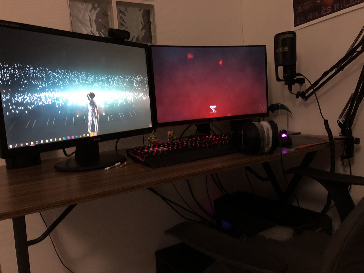 0SiirZax92's tweet photo. @RomainLanery #setupconfinement
Pas de gros câble management parce qu’un déménagement arrive, le projet c’est une carte son avec micros XLR stéréo :) pas la place pour mon clavier maître avec ce petit appartement mais ça va venir :) https://t.co/73UKmK8zOE