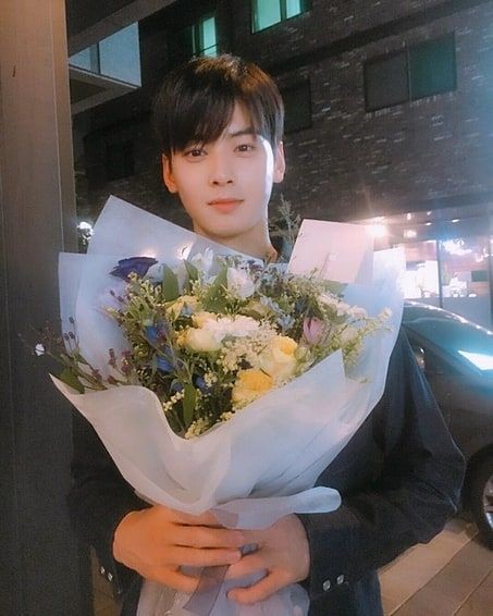 Selamat malam, sayang. Aku bawakan bunga untukmu, semoga kau suka! <a href="/DustyRosse/">𝑴𝒊𝒉𝒐 𝑺𝒆𝒊𝒗𝒂𝒍𝒕𝒆𝒓</a>