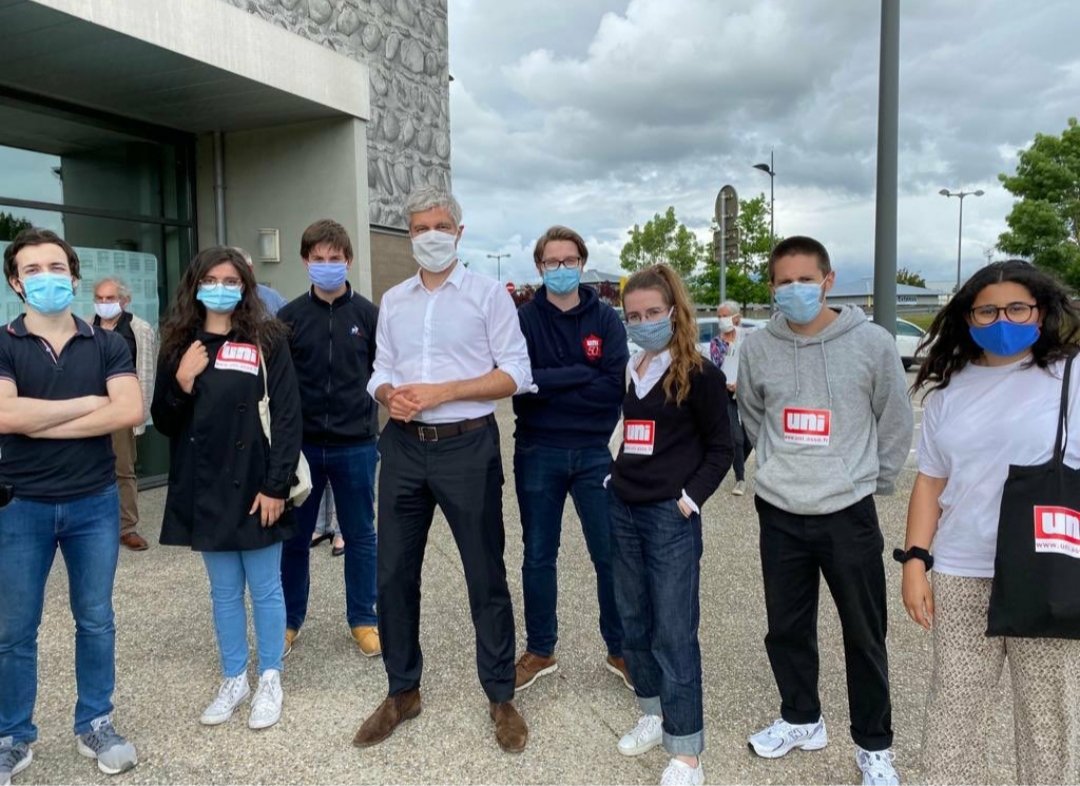 La team UNI Grenoble au soutien des bénévoles dans la préparation de stocks de masques pour les communes d’Isère avec la région <a href="/auvergnerhalpes/">Auvergne-Rhône-Alpes</a> aujourd’hui. Merci à <a href="/laurentwauquiez/">Laurent Wauquiez</a> pour l’initiative #unmasqueparhabitant 💪🏼
