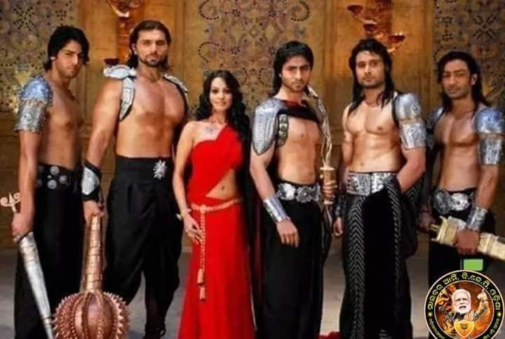 толпа красивых мужчин. гарем из юношей. современный мужской гарем. маньхуа реверс гарем. мужской гарем.