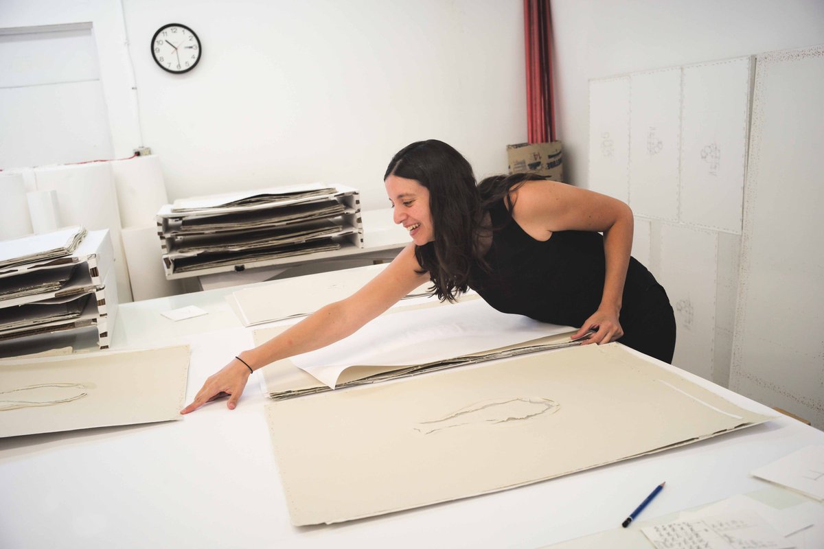 "My work is more about asking questions than finding answers.” —Analia Saban, 2017

Analia Saban signing the Broken Vase series at Gemini, 2016. Photograph © 2016 Sidney B. Felsen.

#geminigel #analiasaban