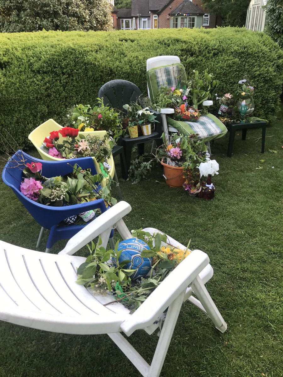 One of our residents decided to occupy herself during this lockdown by doing a flower arrangement and display at the back of our garden using flowers from our lovely landscaped garden. Very beautifully done I think. Well done.