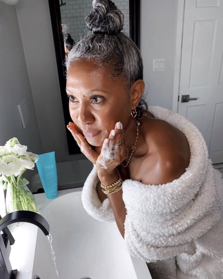 rebelleflowerr_'s tweet photo. I hope I look this good with grey hair when I get older https://t.co/cBw4QuSjXN