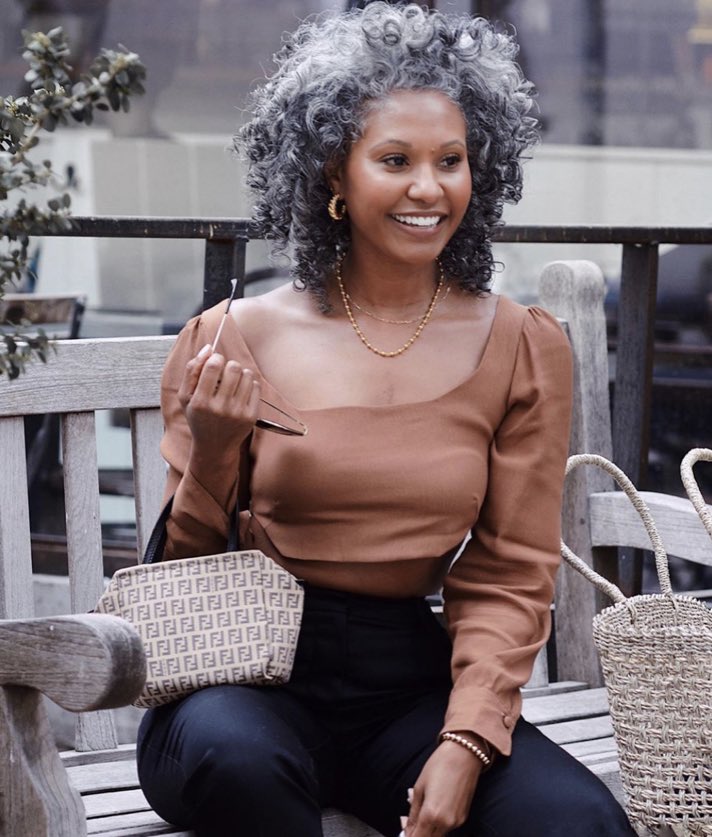 rebelleflowerr_'s tweet photo. I hope I look this good with grey hair when I get older https://t.co/cBw4QuSjXN