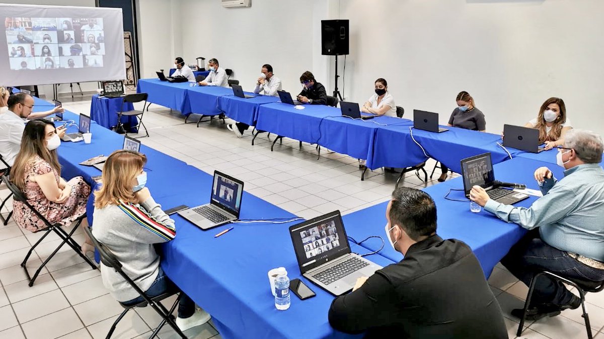 GLPANVer's tweet photo. Las diputadas y diputados del @GLPANVer sostuvimos una reunión con nuestros Presidentes Nacional @MarkoCortes y Estatal @joaquin_GA, para analizar y discutir la reforma constitucional que MORENA pretende realizar y que debilita la democracia en #Veracruz https://t.co/5Gs0M1auFd