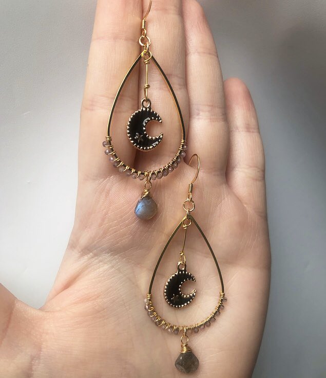 ✨GIVEAWAY✨

One winner will receive these amethyst and labradorite moon dangles! 

Rules:
-follow me
-RT this post
-tag a friend 

This ends on Thursday at 12 pm EST 💓