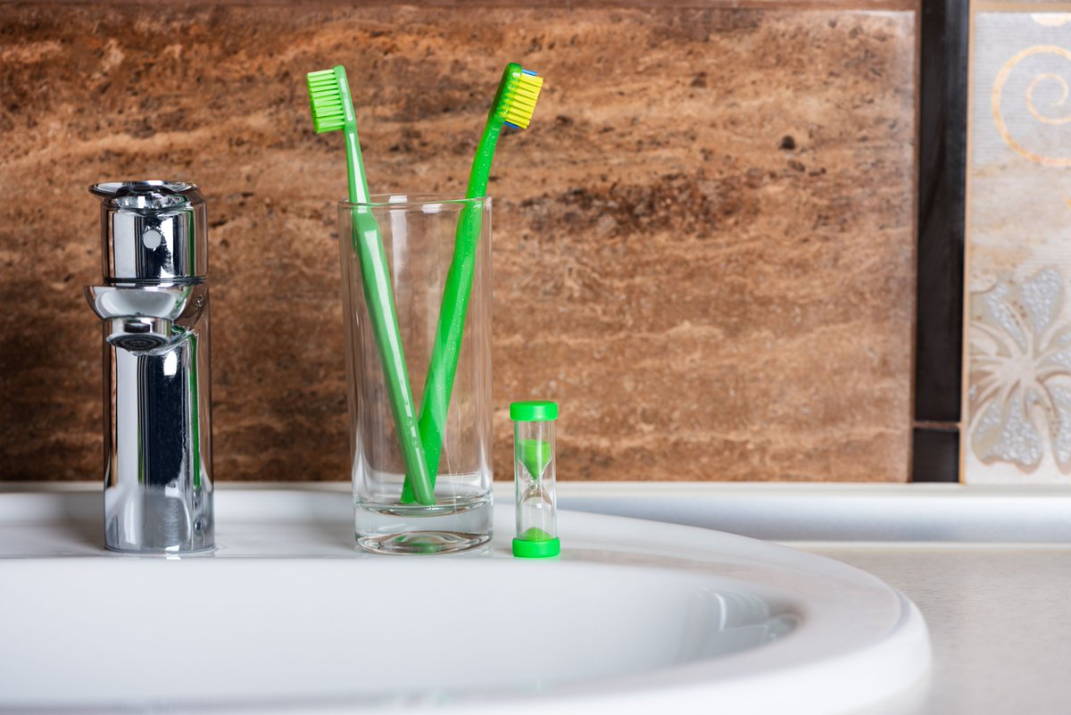 TouroDental's tweet photo. #FlossChallenge Tip #15 #UseATimer It doesn’t take long, but you need to be spending at least two minutes flossing. Set a sandglass timer on your sink and flip it over once for flossing and again for brushing. #Flosstime #oralhealth #stayhome https://t.co/imXAaiaTEh