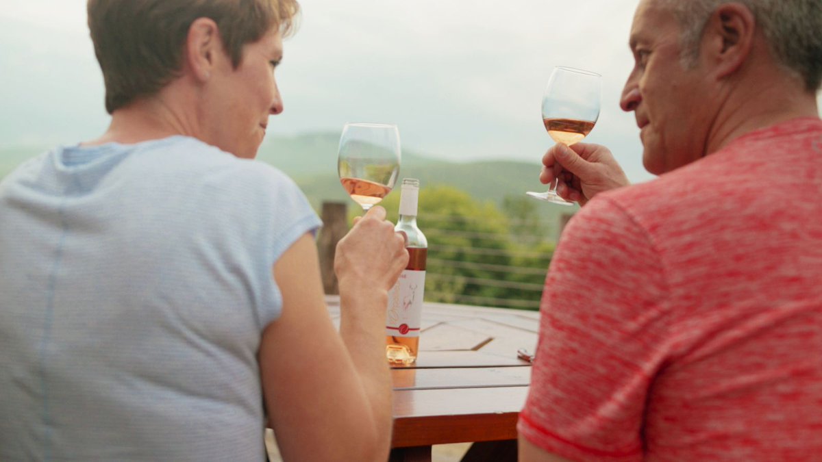 LaRoutedesVins's tweet photo. Le printemps rime avec le retour des vins rosés. Voici 4 raisons d'opter pour les rosés du Québec. @VinsduQuebec #vinsqc #vinrosé https://t.co/H4tykVryi0 https://t.co/FNGhmywj98