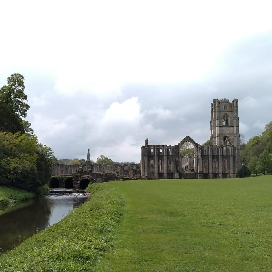 WanderPlusLust's tweet photo. @fountainsabbey is a stunning place, it's part of the @nationaltrust circuit, and it's a #WorldHeritageSite.

It includes the ruins of the abbey and #StudleyRoyal water garden &amp; deer park. 

#wanderlust #WanderPlusLust #quarantravel #VirtualTravelling https://t.co/ZdnK4KxQ7e https://t.co/RtiI6mOIoD