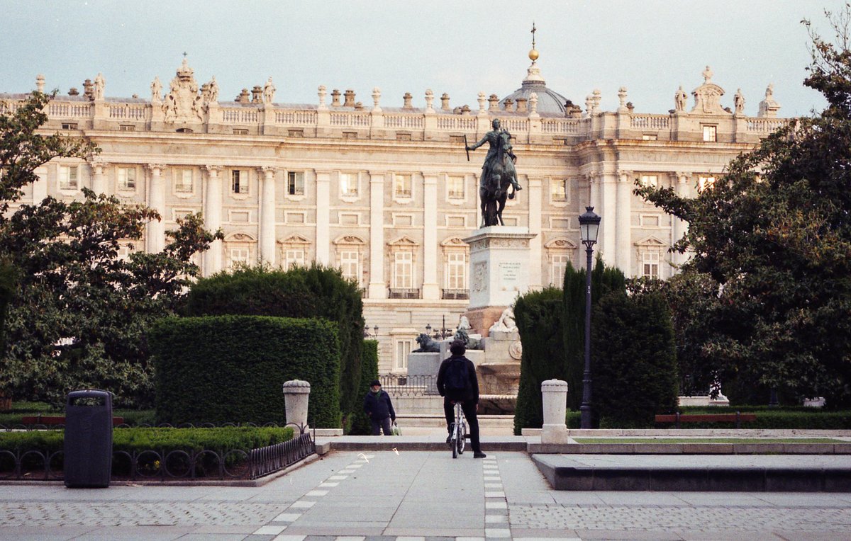 _latskap's tweet photo. Soledad en Madrid - 35mm https://t.co/N9tWU124iM