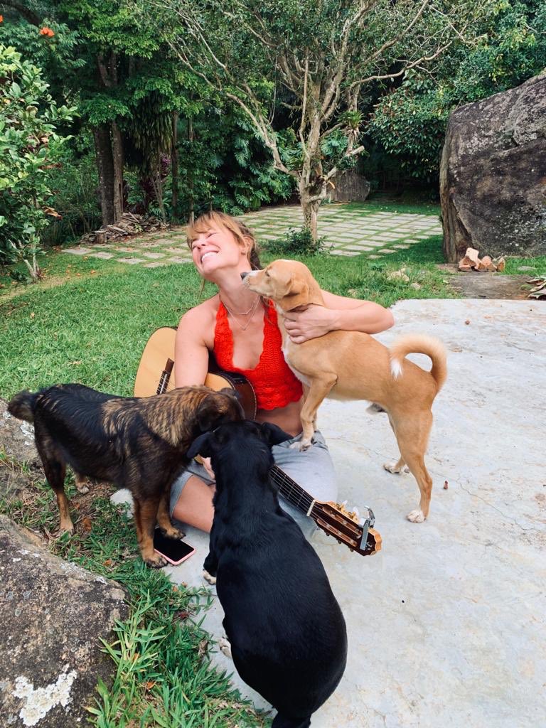 paolla's tweet photo. São Francisco de Assis tá perdendo aqui em casa. Boas energias, Chopp, Perna, Sabrina e muito 💕💕💕 https://t.co/NutZmT2L1d