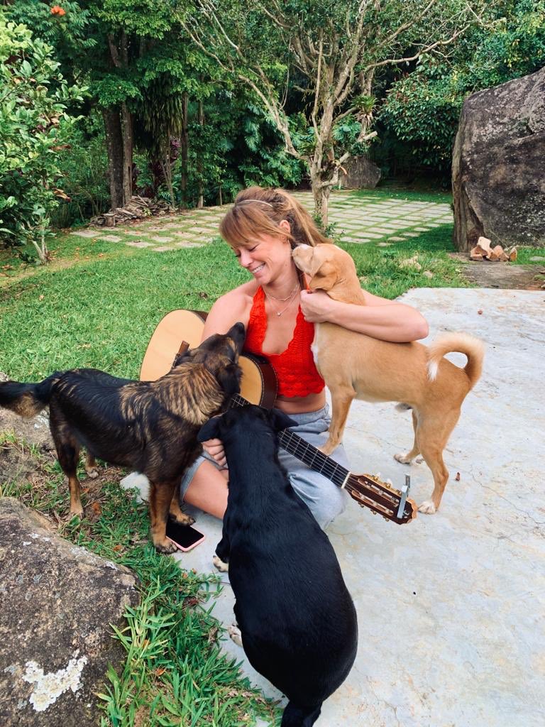 paolla's tweet photo. São Francisco de Assis tá perdendo aqui em casa. Boas energias, Chopp, Perna, Sabrina e muito 💕💕💕 https://t.co/NutZmT2L1d