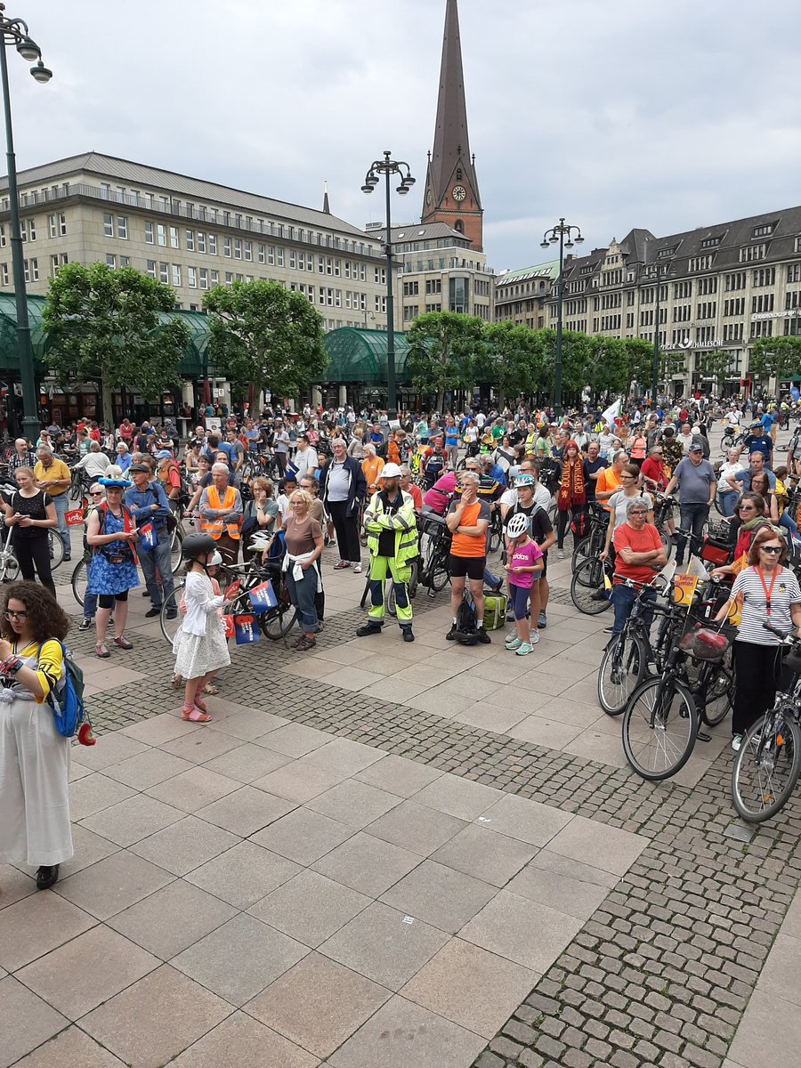 MobilohneAutoHH's tweet photo. @ADFC_Hamburg @FahrradClub @bund_hh @lfrhamburg @mhmhamburg @SoVDHamburg Die vielen Menschen bei der letzten Fahrradsternfahrt kann man doch nicht  ignorieren, die Änderung der Infrastruktur für Radelnde fordern. Also erwarten wir bei der Regierungsbildung jetzt in Hamburg eine kurzfristige Veränderung. Man sollte, man könnte reicht nicht aus! https://t.co/eLJ3lHGqIS