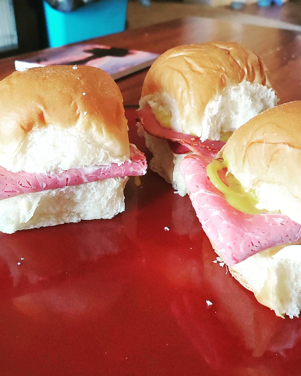 boss_eats's tweet photo. May not be the most aesthetically pleasing, but sometimes nothing beats bunwiches! Today's lunch is pastrami &amp; havarti cheese on hawaiian sweet rolls! They were amazing, and downed in a matter of minutes 🥰 .
#pastrami #bun #hawaiian #cheese #havarticheese #beef #mustard https://t.co/tgPuMscy4f