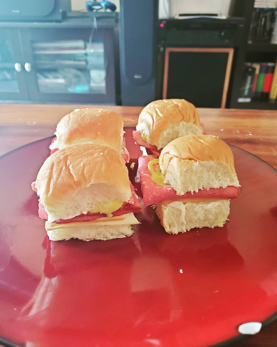 boss_eats's tweet photo. May not be the most aesthetically pleasing, but sometimes nothing beats bunwiches! Today's lunch is pastrami &amp; havarti cheese on hawaiian sweet rolls! They were amazing, and downed in a matter of minutes 🥰 .
#pastrami #bun #hawaiian #cheese #havarticheese #beef #mustard https://t.co/tgPuMscy4f