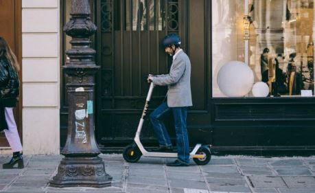 Après #Paris ce lundi, @BirdRide revient à #Lyon dès mercredi. Avec sa nouvelle #trottinette 🛴 B2... 💪 #scooter c.leprogres.fr/edition-lyon-v…