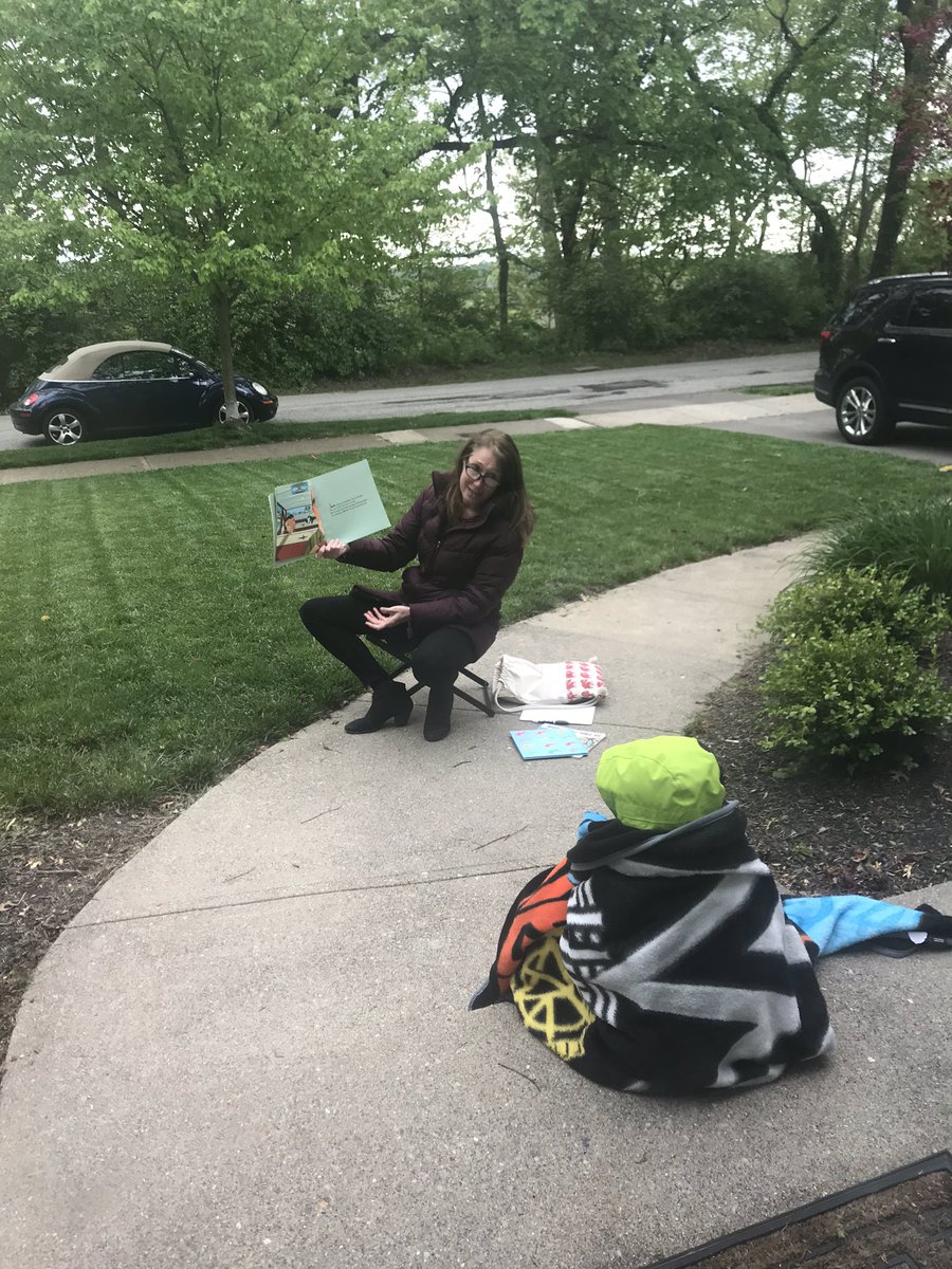 betsybybee's tweet photo. Cold and socially distant visit from @KinderFieldsME ! We love our teachers! @mariemontelem #MEStars #remotelearning #Kindergarten https://t.co/qp79B0RCMc