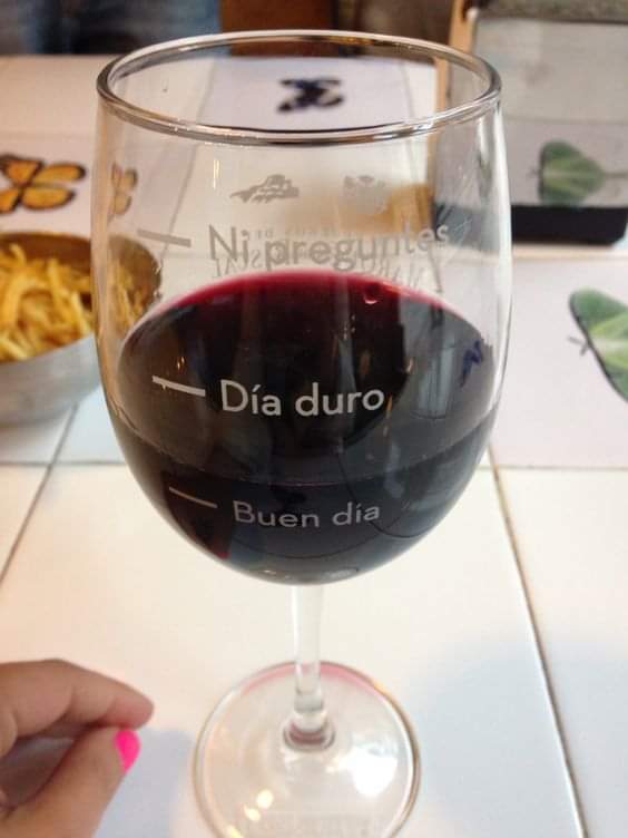 literlandweb1's tweet photo. El dilema del vaso medio vacío. Descripción gráfica. https://t.co/rC1KviU580