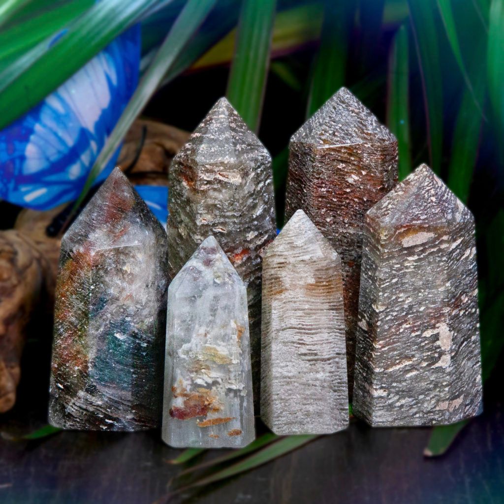 TheSageGoddess's tweet photo. Dive deep into your inner world with these 1,000 Line Lodolite in Quartz Journey Generators. Lodolite aids with dream recall & is the perfect tool for journey work. Clear quartz enhances the properties of #lodolite bringing magnified transformation ๐ซโก๏ธ https://t.co/fybEJvKFrp https://t.co/jjPRCaYtG6