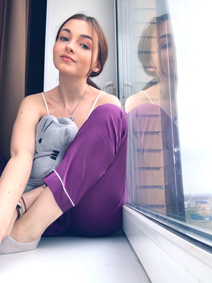 kisonrika's tweet photo. У меня нет кошки, поэтому на окошке like a кошка сижу я https://t.co/3CdDm7ppHS